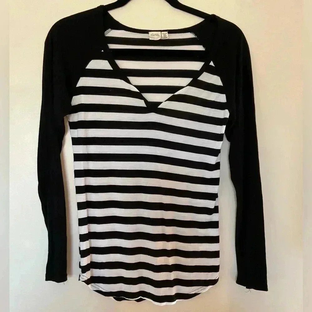 Black and White Stripe Ling Sleeve Tee in Size Medium